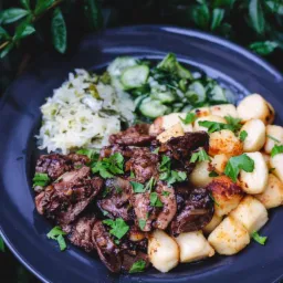 Wątróbki kurze z jabłkiem i cebulką + podsmażane kopytka + świeże suróki