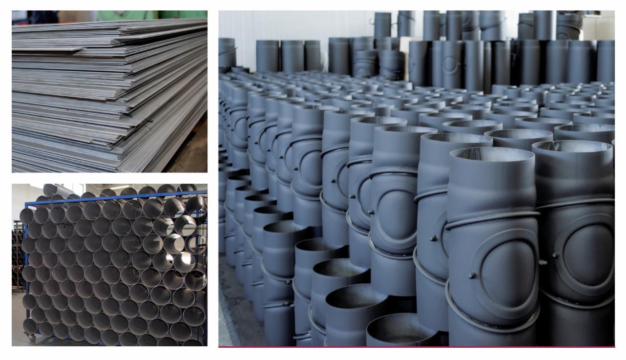 Sztaple arkuszy blachy, rury stalowe na wózku transportowym i rząd gotowych, pomalowanych proszkowo elementów pieca na paliwo stałe w hali produkcyjnej.