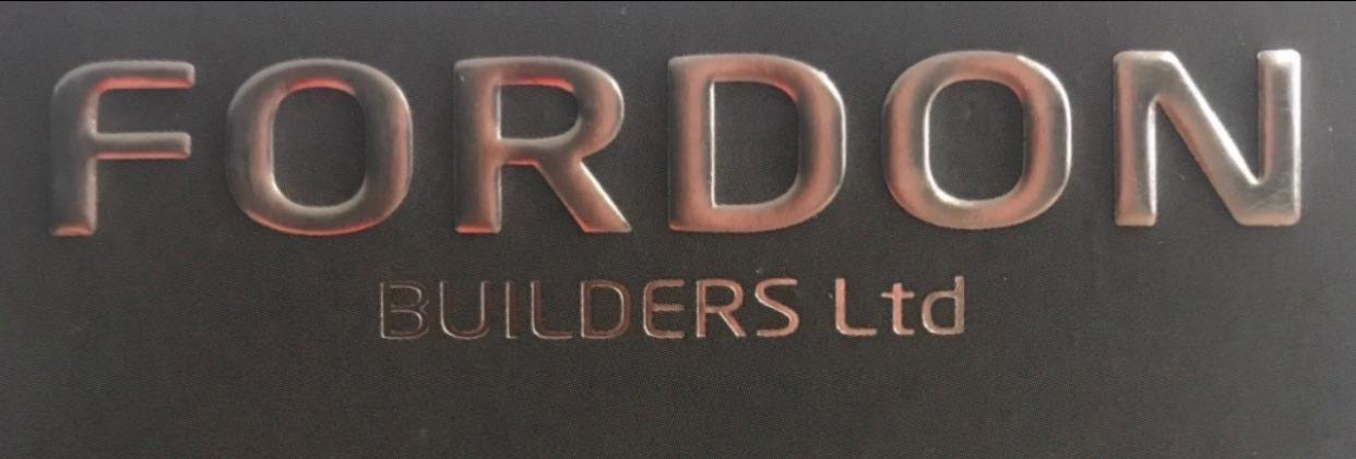 Logo firmy budowlanej FORDON BUILDERS Ltd. z metalicznymi literami na ciemnoszarym tle, prezentujące nazwę i specjalizację firmy.