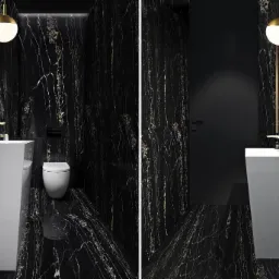 Elegancka łazienka wykończona czarnym marmurem z złotymi żyłami, z białą umywalką i toaletą, oświetlona kulistymi lampami z elementami w kolorze złota.