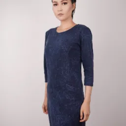 Kobieta prezentuje granatową sukienkę z rękawem 3/4 i kieszenią, na białym tle.