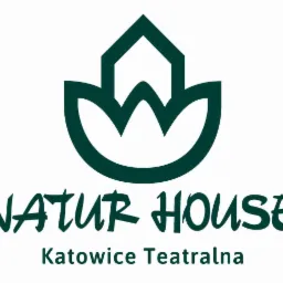 Zielone logo Natur House z motywem roślinnym i adresem Katowice Teatralna, na białym tle. Minimalistyczny design, promujący naturalne rozwiązania.