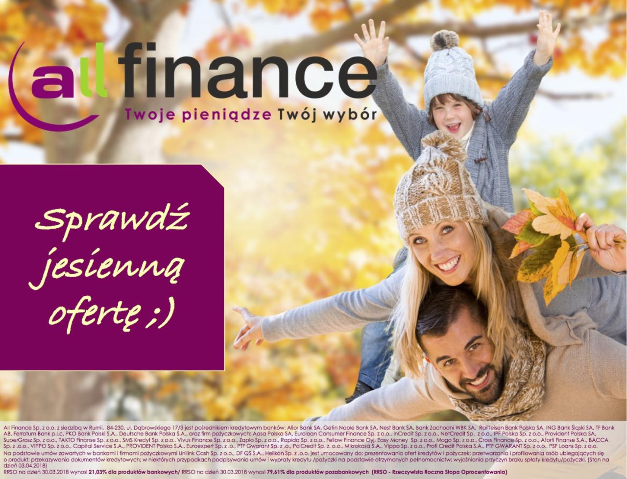 Uśmiechnięta rodzina (ojciec, matka i dziecko) na tle jesiennych drzew, sugerująca ciepłą, rodzinną atmosferę związaną z ofertą finansową.