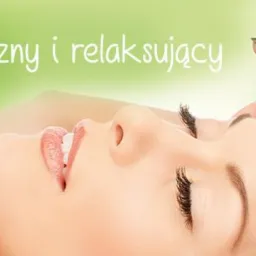 Kobieta z zamkniętymi oczami podczas zabiegu, dłoń terapeuty dotyka czoła, w tle zielone tło i liść rośliny, tekst 'Masaż leczniczy i relaksujący'.