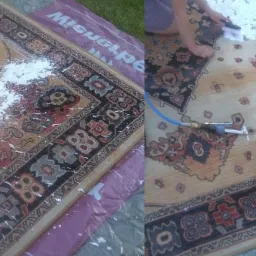 Dzielone ujęcie dywanu orientalnego czyszczonego pianą aktywną i szczotką, widoczne narzędzie do ekstrakcji brudu.