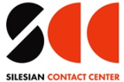 Logo Silesian Contact Center: czarny okrąg podzielony ukośną linią i trzy czerwone półokręgi, nazwa firmy poniżej.