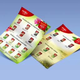 Dwa arkusze z grafikami reklamowymi herbat Posti: jeden z herbatami owocowymi i ziołowymi, drugi z liściastymi, czarnymi i zielonymi, prezentowane na jasnoniebieskim tle.