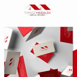 Wizytówki i ulotki z logo firmy dekarskiej Tomasz Migdalski, z motywem czerwonego dachu na białym tle, ułożone na białym tle z czerwonymi akcentami.