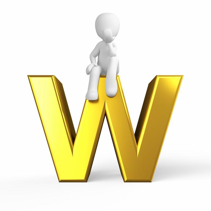 Karykaturalna postać siedzi zamyślona na dużej, błyszczącej, złotej literze 'W' na białym tle.