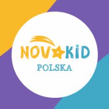 Logo Novakid Polska w białym okręgu na tle z żółtymi i fioletowymi trójkątami. Napis 'NOVAKID' w kolorach żółtym i niebieskim, z gwiazdą zamiast litery 'A'.