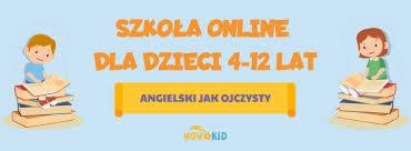 Ilustracja reklamowa szkoły językowej online dla dzieci w wieku 4-12 lat, z hasłem 'Angielski jak ojczysty', przedstawiająca dwoje dzieci siedzących na stosach książek i logo NovoKid.