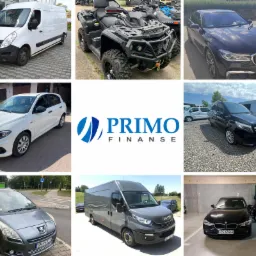 Kolaż prezentujący różnorodne pojazdy: biały van, czarny quad, ciemny sedan BMW, biały hatchback Fiat, czarny van Mercedes, szary minivan Peugeot, szary van Iveco i czarny sedan BMW na parkingu...