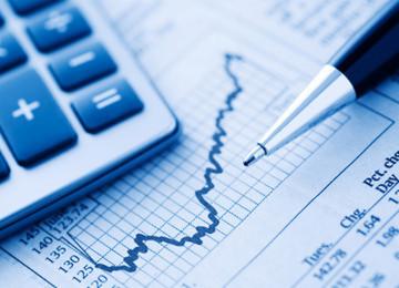 Kalkulator i długopis na wydruku z wykresem wzrostu, analiza finansowa.