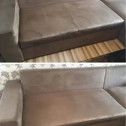 Zdjęcie przedstawia brązową, narożną kanapę przed i po praniu, widoczne różnice w odcieniu i usunięte plamy, jasna tapeta w kwiaty w tle.