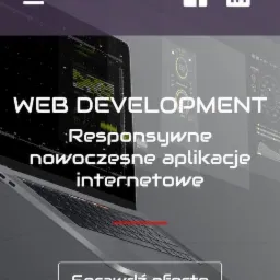 Ekran laptopa wyświetlający tekst 'WEB DEVELOPMENT' oraz 'Responsywne nowoczesne aplikacje internetowe', w tle ikony Facebooka i LinkedIn.