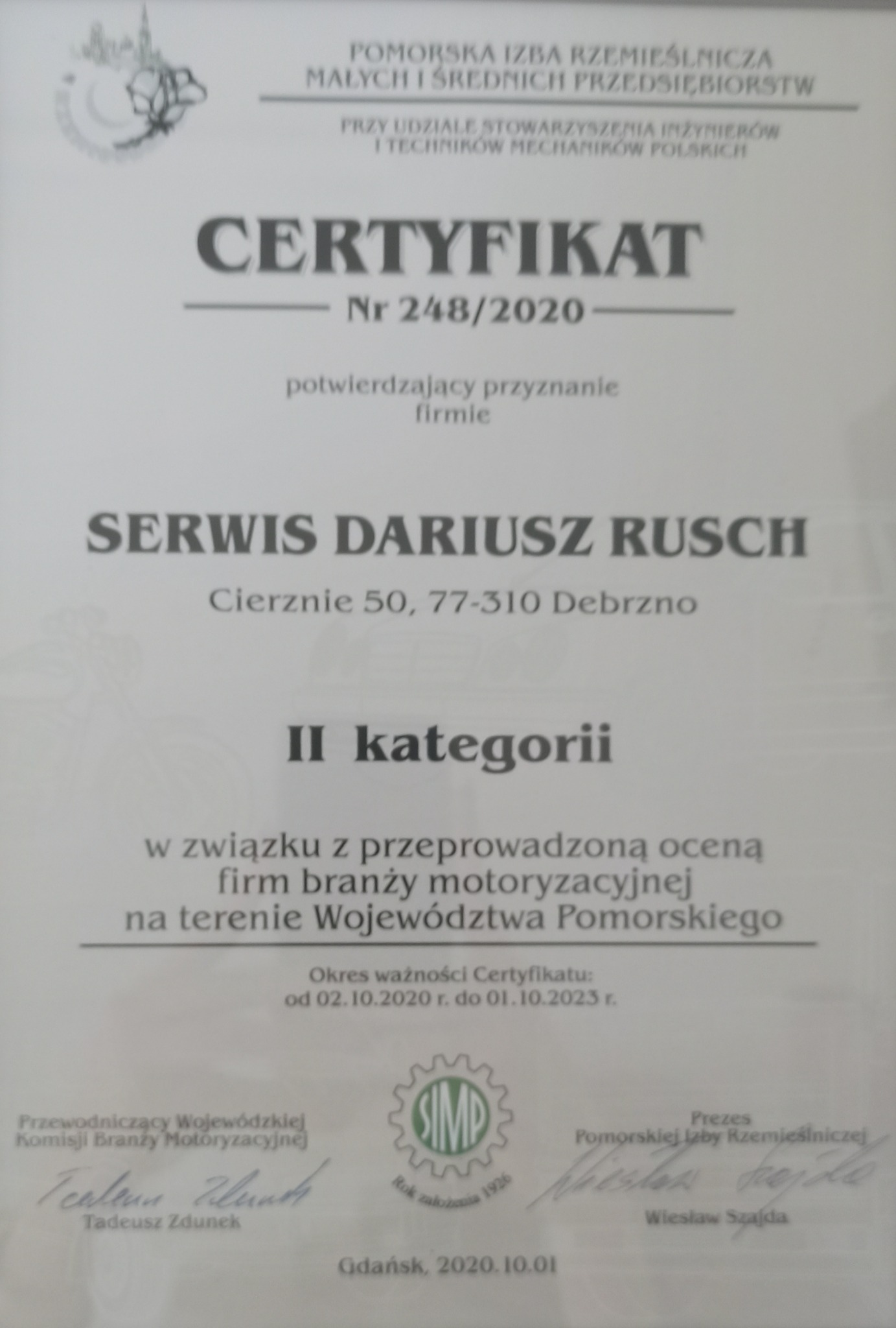 Skan certyfikatu dla firmy Serwis Dariusz Rusch, potwierdzający przynależność do II kategorii w branży motoryzacyjnej na terenie województwa pomorskiego, wydany przez Pomorską Izbę Rzemieślniczą.