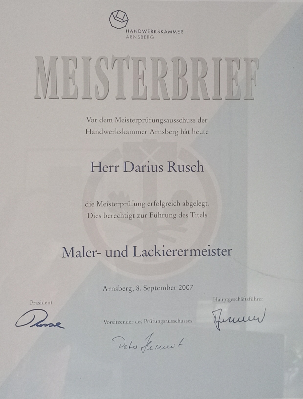 Skan dokumentu 'Meisterbrief' potwierdzającego tytuł mistrzowski w zawodzie malarza i lakiernika samochodowego dla Dariusza Ruscha, wydany przez Handwerkskammer Arnsberg 8 września 2007 roku.