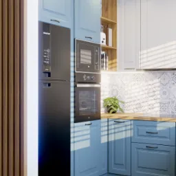 Niebieska kuchnia z czarnym sprzętem AGD: lodówka BASTEMP, piekarnik i mikrofalówka TEKA, drewniane wykończenie ściany i parkiet w jodełkę.