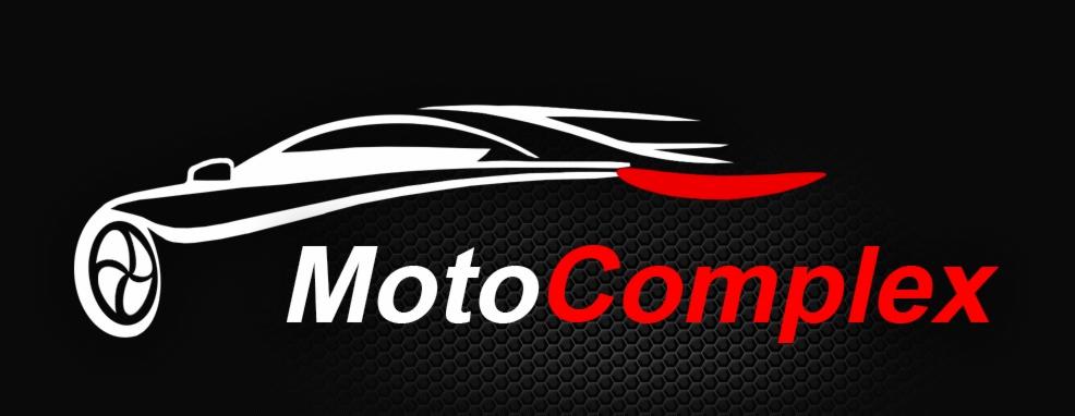 Logo firmy MotoComplex przedstawiające stylizowany biały zarys samochodu z czerwonym akcentem, umieszczone na czarnym tle z fakturą plastra miodu.