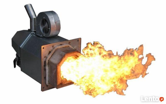 Nowoczesny piec z palnikiem na białym tle, z widocznym płomieniem.