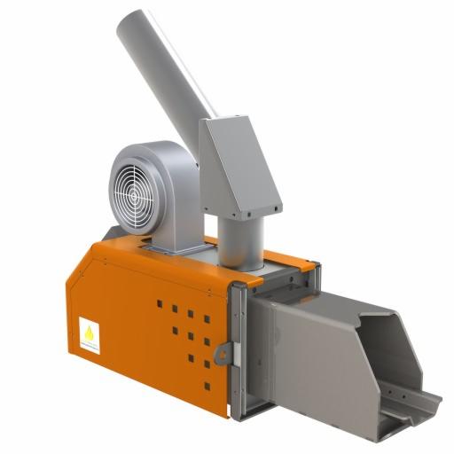 Pomarańczowo-szary podajnik paliwa do pieca z wentylatorem i znakiem ostrzegawczym na obudowie, widok z perspektywy.