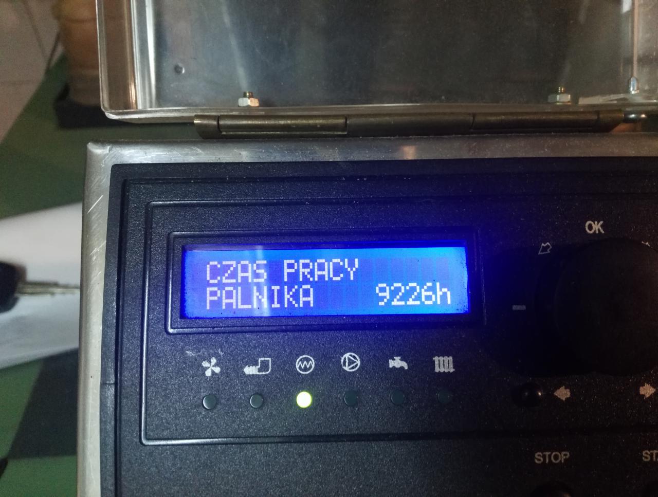 Wyświetlacz panelu sterowania pieca z informacją o czasie pracy palnika: 9226 godzin.