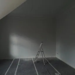 Pokój w trakcie malowania na szaro, zabezpieczona podłoga, aluminiowa drabina, widoczne listwy przysufitowe i fragment odklejonej taśmy malarskiej przy oknie.