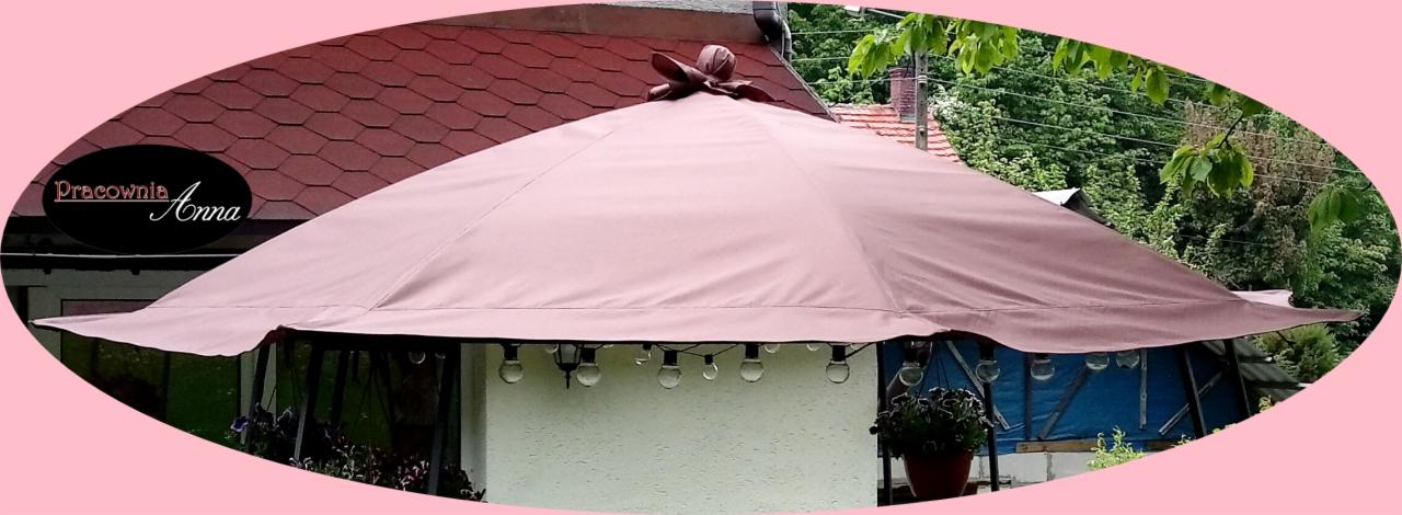 Brązowy baldachim ogrodowy z dekoracyjnym węzłem na szczycie, oświetlony girlandą żarówek, z logo Pracownia Anna w lewym górnym rogu.