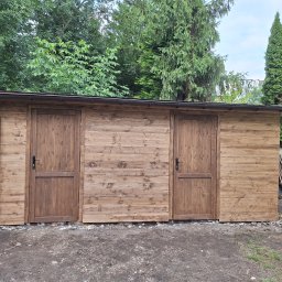 Aneta Deperas deperasdesign - Nowo wybudowana drewniana altana z dwiema parami drzwi, widok z zewnątrz w ogrodzie z widocznym systemem rynnowym.