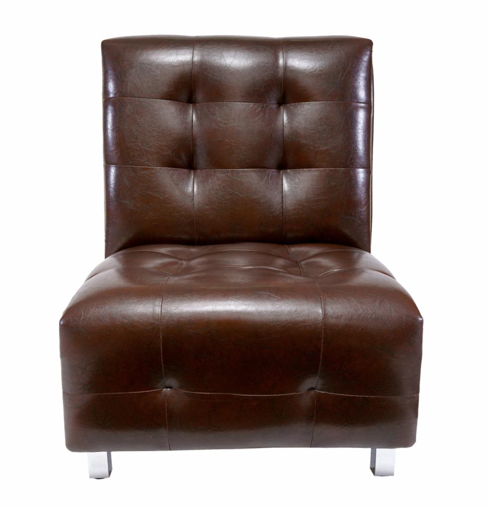 Brązowy, pikowany fotel tapicerowany skórą ekologiczną na niskich, chromowanych nóżkach, sfotografowany na białym tle.