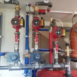 Instalacja centralnego ogrzewania z trzema pompami obiegowymi RCD, zaworami odcinającymi i regulatorami temperatury AFRISO, rurami miedzianymi i plastikowymi, manometrami oraz orurowaniem...