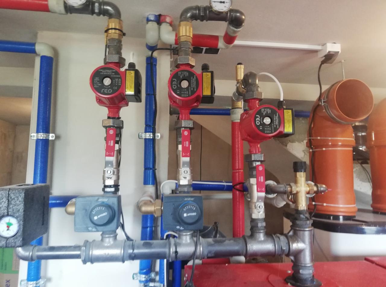 Instalacja centralnego ogrzewania z trzema pompami obiegowymi RCD, zaworami odcinającymi i regulatorami temperatury AFRISO, rurami miedzianymi i plastikowymi, manometrami oraz orurowaniem...