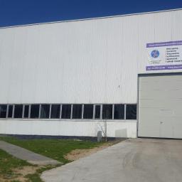 Zakład Mechaniczno-Remontowy Energetyki Jerzy Duliński - Budynek Zakładu Mechaniczno-Remontowego Energetyki z ofertą usług: toczenie, frezowanie, szlifowanie, spawanie i usługi ślusarskie, widoczny plakat reklamowy z numerem telefonu i adresem strony...