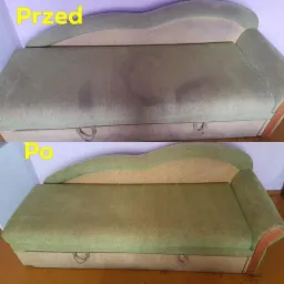 Dwuczęściowe ujęcie sofy: górna część pokazuje zabrudzenia przed czyszczeniem, dolna prezentuje sofę po wyczyszczeniu, z widoczną poprawą koloru i usunięciem plam.