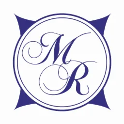 Logo firmy prawniczej z inicjałami MR w ozdobnej czcionce, umieszczone wewnątrz okręgu z granatowymi elementami w rogach.