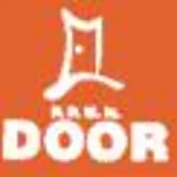 Pomarańczowe tło z białym logotypem firmy DOOR z Bochni, stylizowane na otwarte drzwi z widocznym punktem świetlnym.