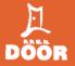 Pomarańczowe tło z białym logotypem firmy DOOR z Bochni, stylizowane na otwarte drzwi z widocznym punktem świetlnym.