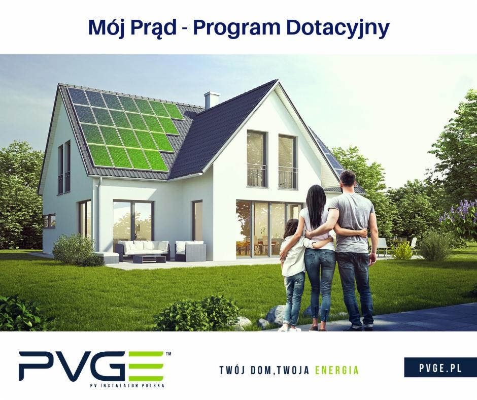 Rodzina podziwia dom z panelami słonecznymi na dachu, widok z tyłu, na pierwszym planie logo firmy instalacyjnej.