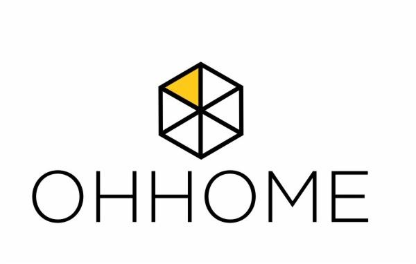 Minimalistyczne logo 'OHHOME' z geometrycznym symbolem domu: czarny obrys sześcianu z żółtym trójkątem w górnym rogu. Prosty, nowoczesny design.