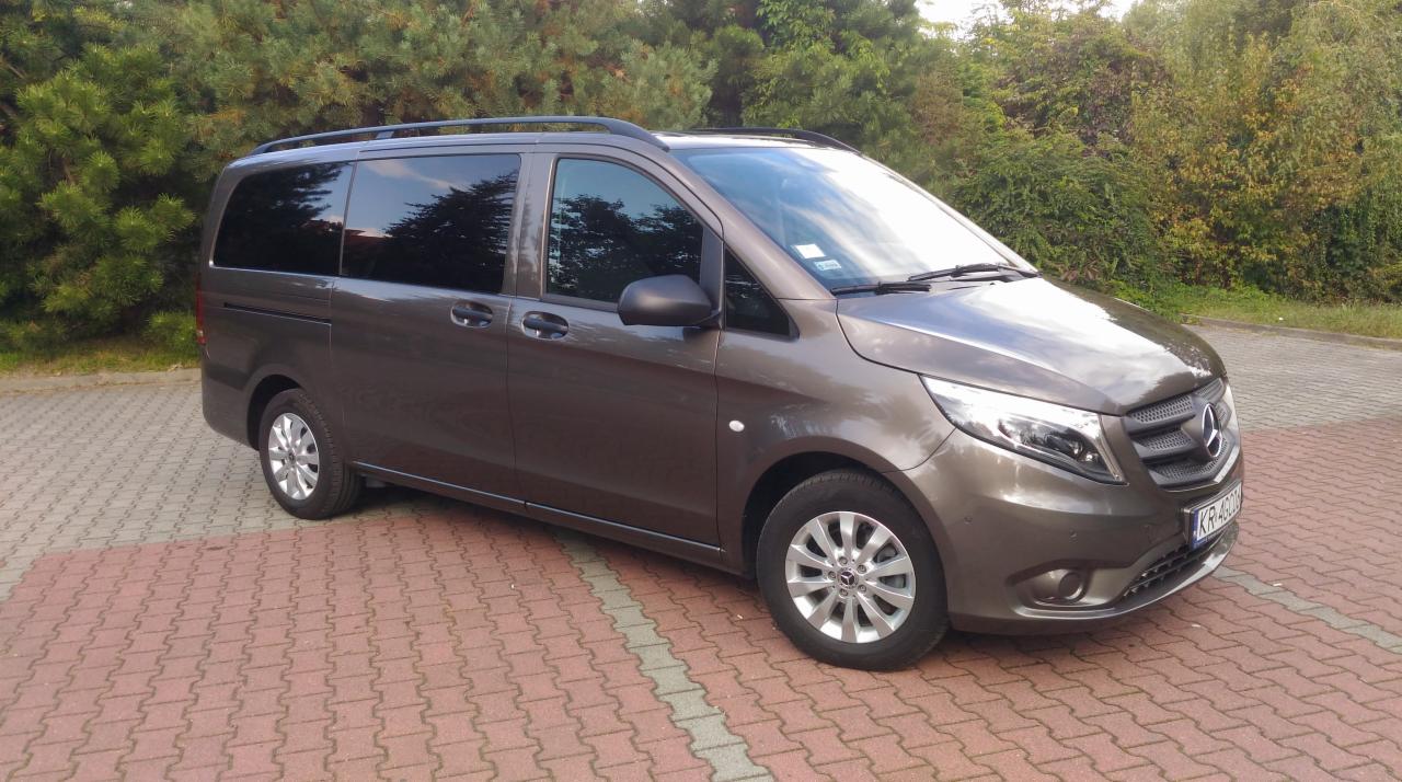 Brązowy Mercedes Vito z relingami dachowymi zaparkowany na kostce brukowej w słoneczny dzień.