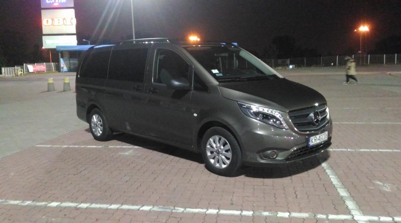 Brązowy Mercedes Vito zaparkowany na parkingu z kostki brukowej, widoczny znak OBI w tle.