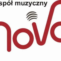 Czerwone logo 'nova' z trzema falami dźwiękowymi powyżej, na białym tle.