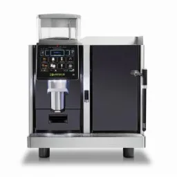 Profesjonalny, automatyczny ekspres do kawy z dużym dotykowym panelem sterowania i pojemnikiem na ziarna, na białym tle.