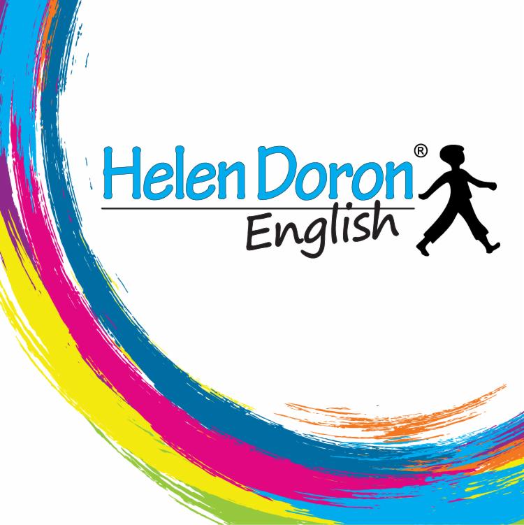 Logo Helen Doron English z sylwetką dziecka i kolorowym obramowaniem. Nazwa w kolorze niebieskim, 'English' czarne, obramowanie w odcieniach niebieskiego, różu, żółci i zieleni.