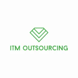 Logo ITM Outsourcing w odcieniach zieleni: geometryczny symbol powyżej nazwy firmy na białym tle. Minimalistyczny design.
