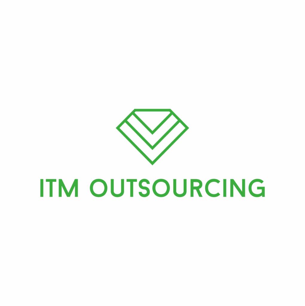 Logo ITM Outsourcing w odcieniach zieleni: geometryczny symbol powyżej nazwy firmy na białym tle. Minimalistyczny design.