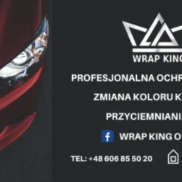 Czerwony samochód z bliska, obok logo firmy Wrap King oferującej profesjonalną ochronę lakieru, zmianę koloru karoserii i przyciemnianie szyb. Widoczny fragment reflektora i karoserii.