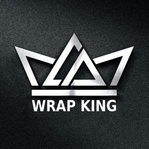 Logo firmy Wrap King przedstawiające srebrną koronę z geometrycznych elementów na ciemnym teksturowanym tle.