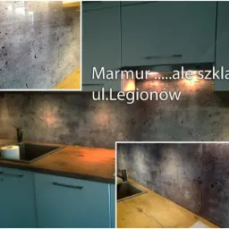 Szklana ściana z efektem marmuru w kuchni, widoczne szafki kuchenne i blat z umywalką, oświetlenie podszafkowe.