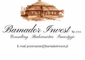 Logo firmy Bamador Invest Sp. z o.o. z grafiką stylizowanego domu w kolorze sepii, obejmującej usługi consulting, budownictwo i inwestycje.